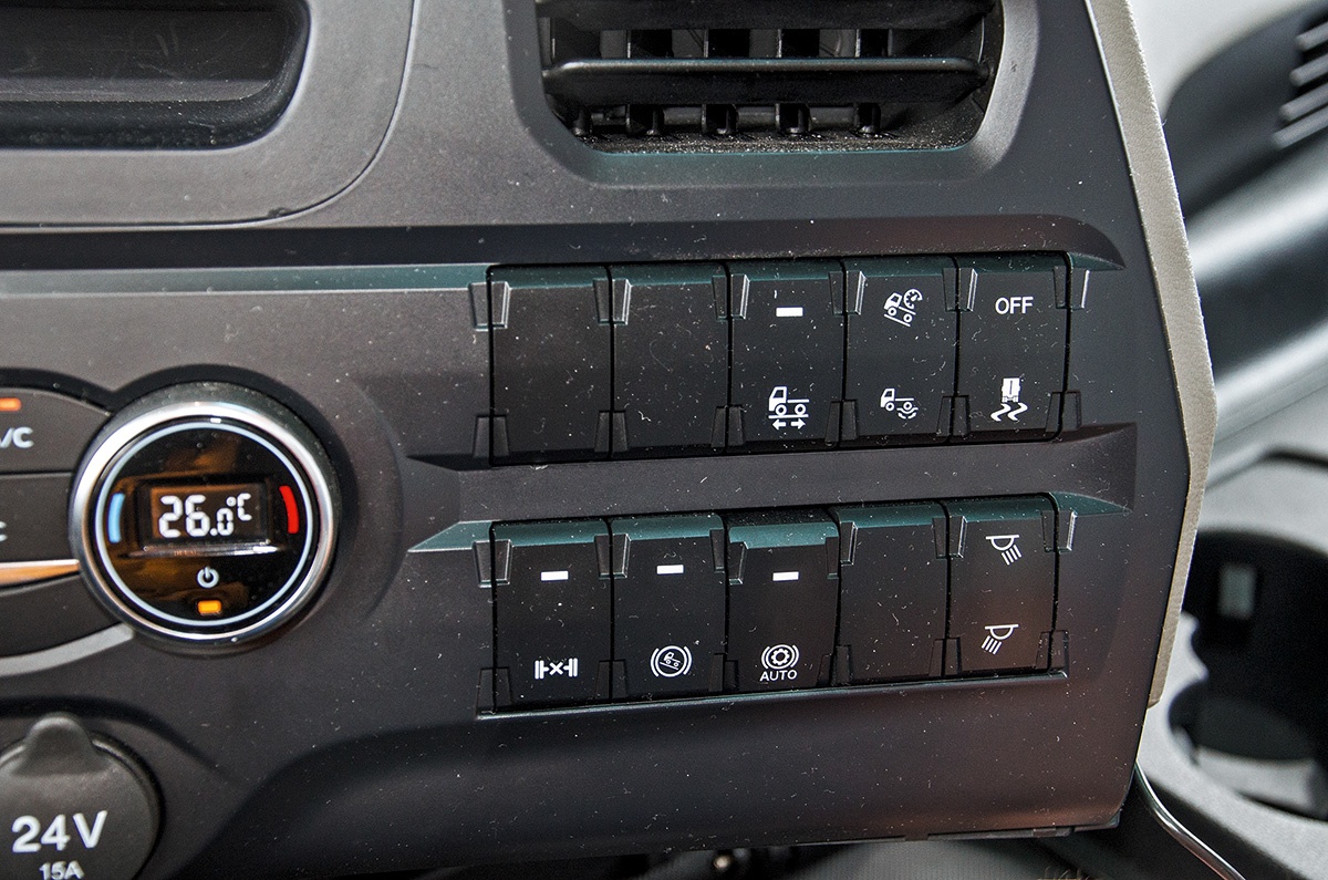 Клавиши активации систем помощи водителю объединены в блок.