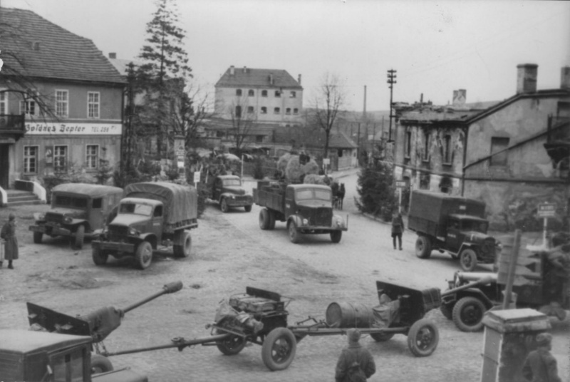 Советские грузовики и пушки ЗиС-3 на улице Дрездена, слева автомобили американского производства «Додж» WC и грузовик «Шевроле» G7107, справа грузовики ГАЗ АА («полуторка»).