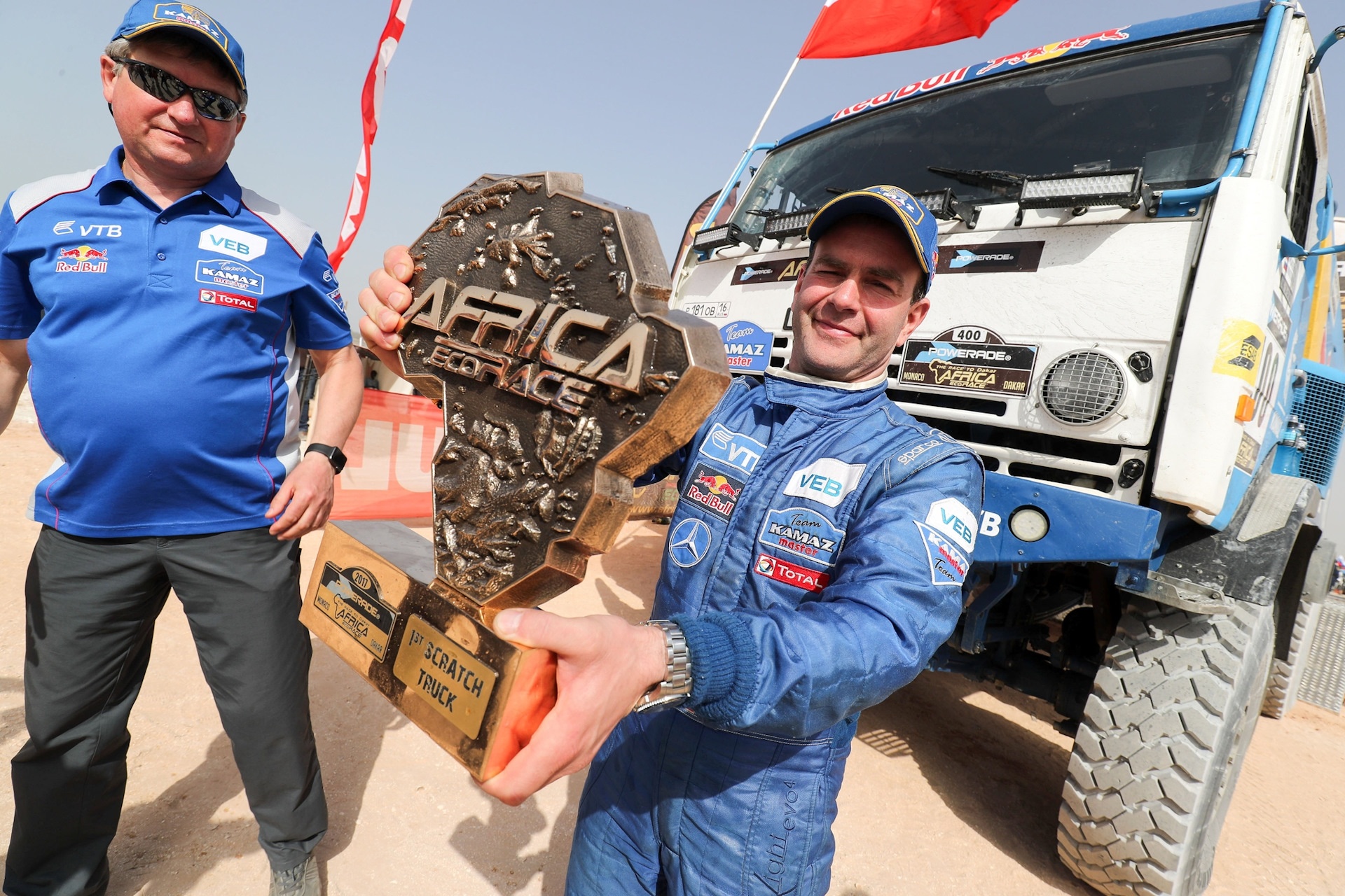Андрей Каргинов с наградой за победу на Africa Eco Race-2017