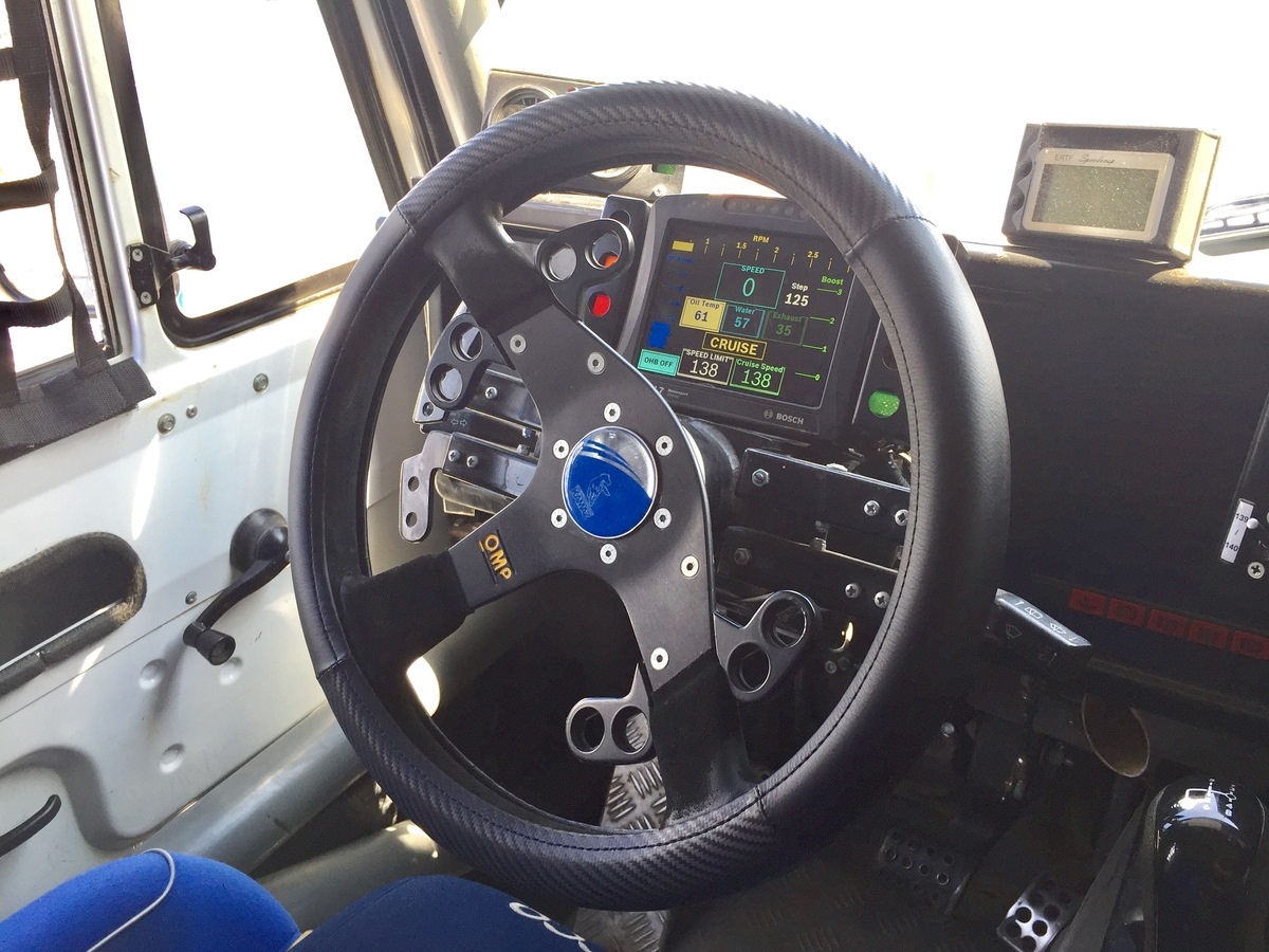 Руль и панель приборов гоночного КАМАЗ-4326