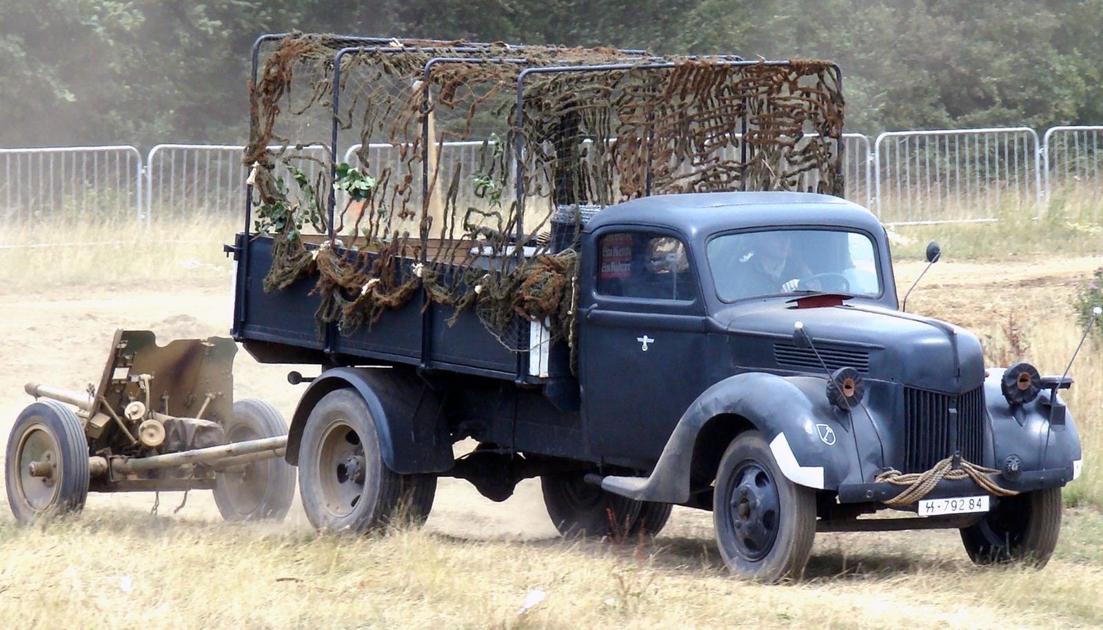 Восстановленный Ford G398T образца 1942-1943 гг. на демонстративном показе старинной автотехники