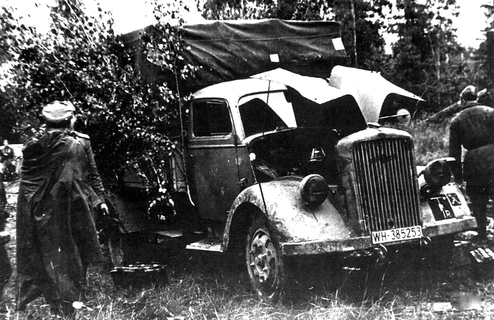 Повреждённый трофейный грузовик Opel Blitz 3,6-36S в частях Красной армии