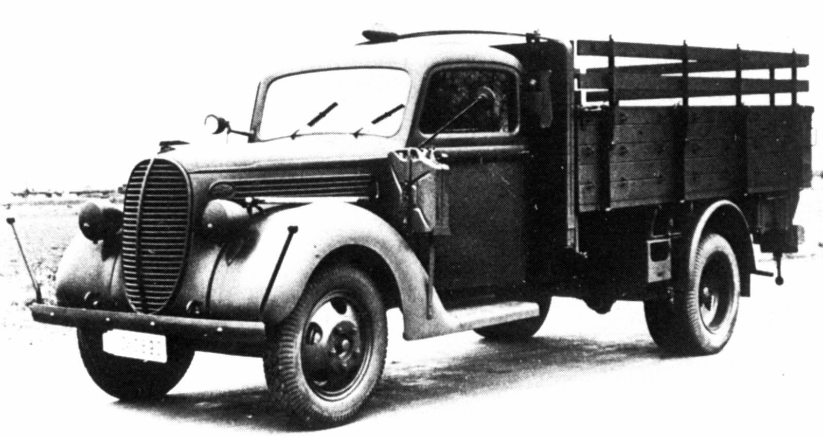 Первая военизированная трёхтонка Ford G917T с американизированной облицовкой. 1939-1941 гг.