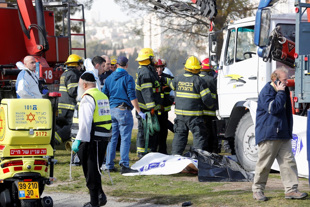 Неизвестный на грузовике наехал на пешеходов в Иерусалиме, четверо погибли, по меньшей мере 15 человек