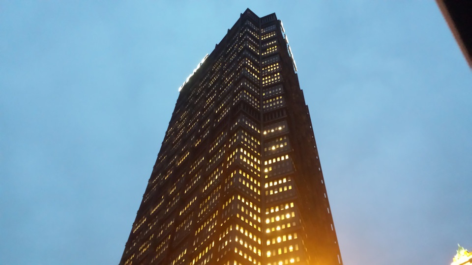 Самый высокий небоскреб Питтсбурга. US Steel Building. На крыше реклама мощнейщей медициноской корпорации UPMC. Высота здания более 250 метров.